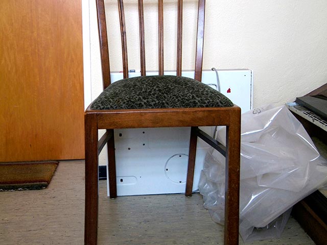 Директор пансионата в городе-курорте Сочи Краснодарского края самостоятельно раскрыл кражу старых стульев. Особое рвение он проявил потому, что в одном из пропавших предметов мебели была зашита его "заначка"