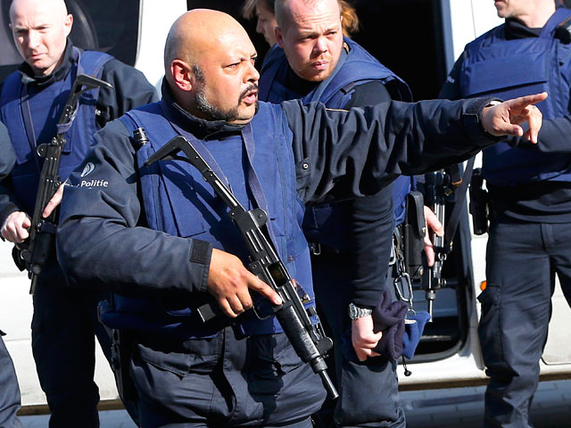 Правоохранительные органы Брюсселя проводят антитеррористический рейд в столице Бельгии с целью поимки преступников, вероятно причастных к ноябрьским терактам в Париже
