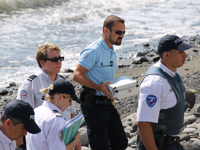Обломок, выброшенный недавно на берег острова Реюньон в Индийском океане, вероятно, не имеет никакого отношения к исчезнувшему два года назад самолету авиакомпании Malaysia Airlines