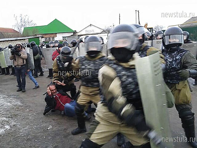 В поселке Плеханово Тульской области правоохранительные органы разбираются с цыганами, устроившими так называемый газовый бунт