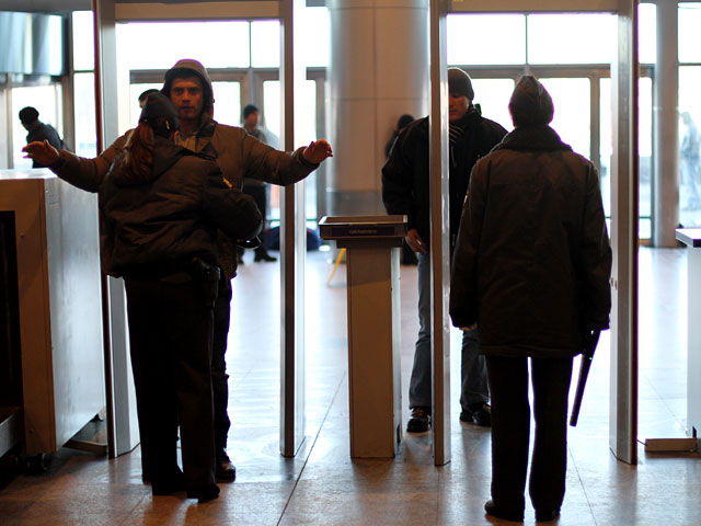 В столичном аэропорту Домодедово проводят проверку по факту появления в здании аэровокзала человека с оружием