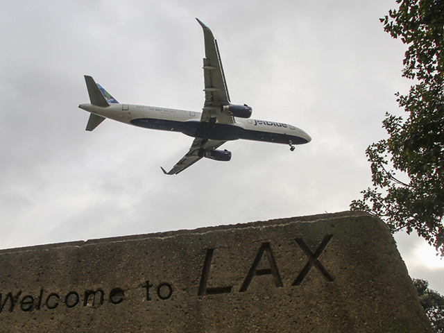 Пассажирский самолет едва не столкнулся с беспилотником в небе над Лос-Анджелесом