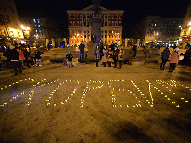 Минутой молчания в память о погибших в авиакатастрофе в Ростове-на-Дону стартовала в субботу вечером на Красной площади международная экологическая акция "Час земли"