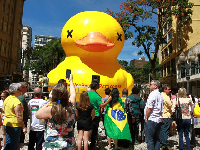 Бизнес-элита Бразилии принялась бороться с политикой президента Дилмы Русеф при помощи гигантских уточек