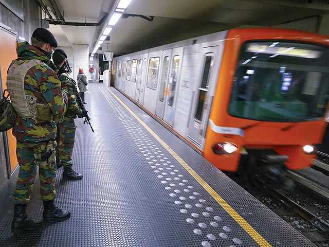 Менее чем через час после того, как в аэропорту Брюсселя прогремели взрывы, еще один взрыв произошел в метро столицы Бельгии