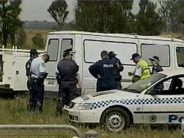 Полиция Австралии задержала в пригороде Сиднея 16-летнюю девушку и 20-летнего мужчину по подозрению в сборе и передаче денежных средств "Исламскому государству"