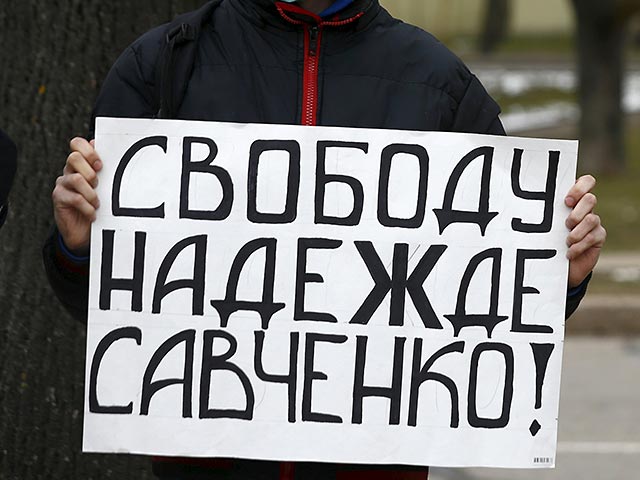В разных городах России сотрудники правоохранительных органов начали проводить задержания активистов, которые выходят на улицы с одиночными пикетами против приговора украинской летчице Надежде Савченко