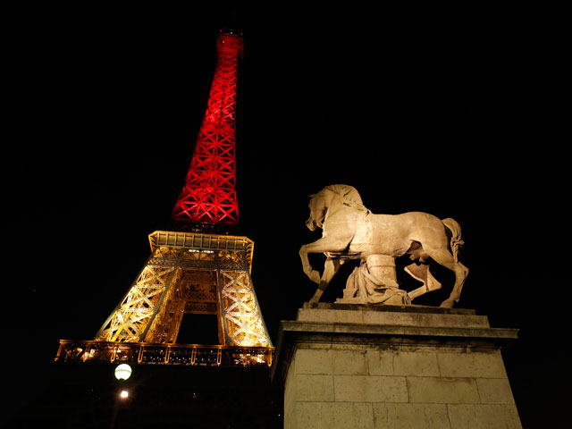 Многочисленные памятники архитектуры и монументы включили черно-желто-красную подсветку, символизирующую флаг Бельгии, в знак солидарности с бельгийским народом