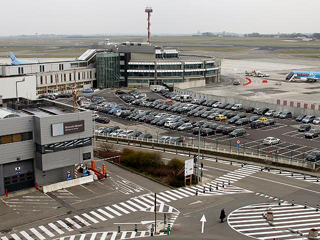 В США усилены меры безопасности в аэропортах, авиакомпании прекращают полеты в Брюссель после терактов