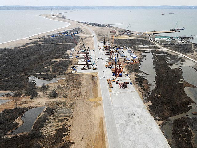 Турецкий сухогруз столкнулся с опорами строящегося рабочего моста в Керченском проливе