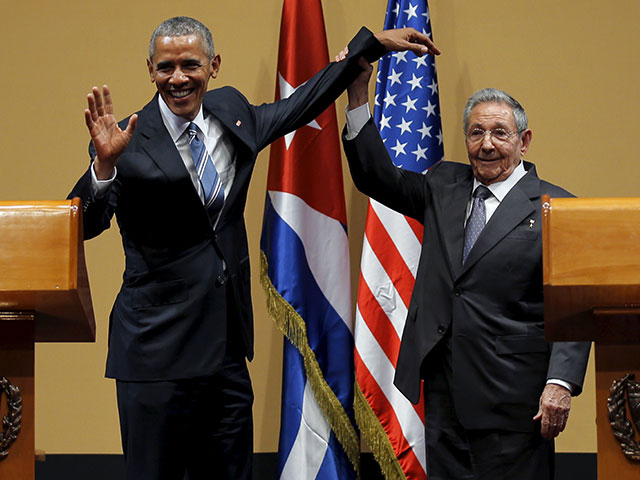 Пресса обсуждает неловкий жест Обамы, которому Кастро не дал похлопать себя по плечу