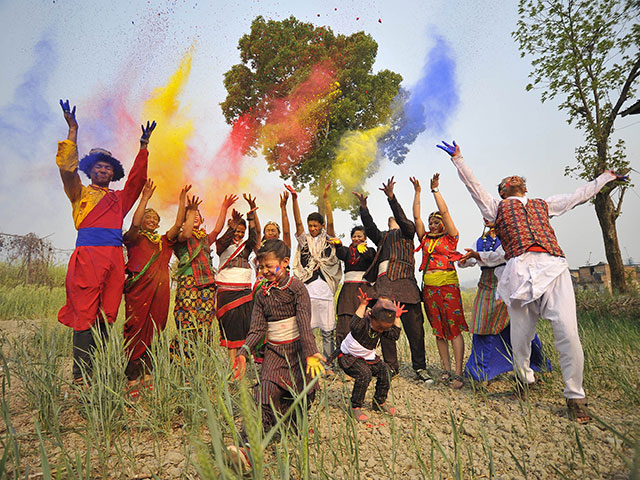 Накануне Гаурапурнимы практически повсюду в Индии отмечают знаменитый веселый праздник Холи (праздник красок), имеющий, как и все традиционные праздники, духовный подтекст