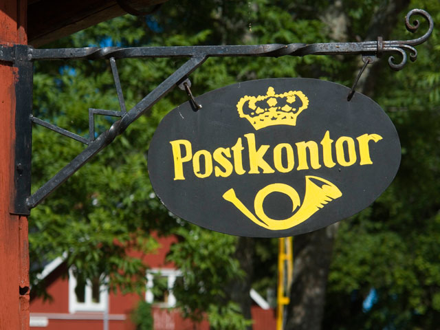 Сотрудники почтового отделения в городке Свенставик на севере Швеции на этой неделе были вынуждены обратиться за помощью к полиции, обнаружив странное поведение и признаки жизни в одной из посылок