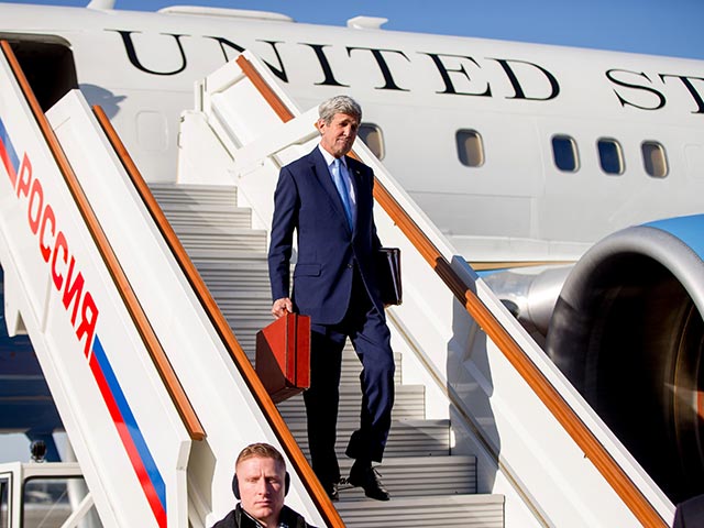 Госсекретарь США Джон Керри по прибытию в Москву провел встречу с представителями российского гражданского общества. В ней приняли участие около 10 человек. Встреча проходила в Американском центр в Москве