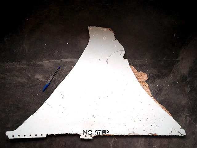 Власти Австралии заявили о том, что обломки, ранее обнаруженные в Мозамбике, "с высокой степенью вероятности" принадлежат пропавшему два года назад самолету MH370 компании Malaysia Airlines