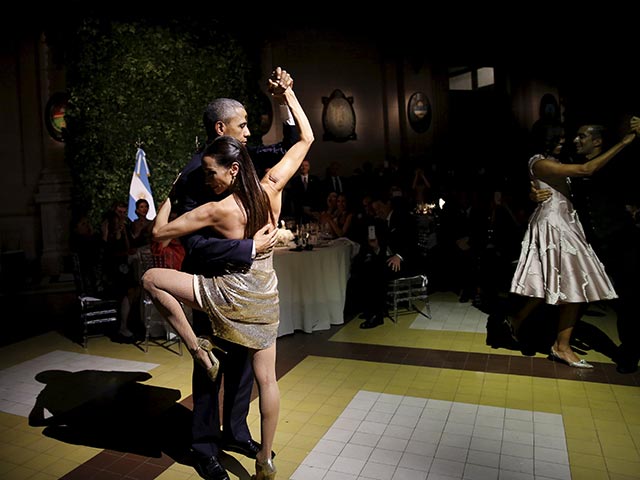 Сначала перед гостями выступили профессиональные танцоры, после чего женщина-танцор пригласила станцевать Барака Обаму, а ее партнер - супругу американского лидера