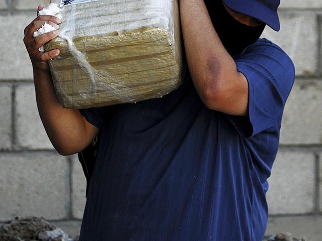 Американские полицейские обнаружили тоннель наркомафии, по которому переправляли мексиканскую контрабанду. Подземный ход протяженностью несколько сотен метров начинался в одном из приграничных ресторанов