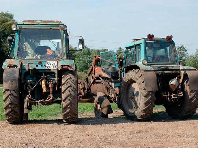 Около 100 фермеров из девяти районов Краснодарского края высказали желание провести тракторный пробег до столицы, чтобы обратиться к президенту Владимиру Путину