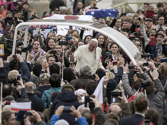 Итоги опроса, проведенного среди тысячи человек в 64 странах свидетельствуют о том, что Папа Римский Франциск оказался популярнее самых известных политических лидеров в мире