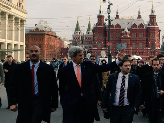 Госсекретарь США Джон Керри во время своего официального визита в Москву, как и во время своего прошлого приезда в декабре прошлого года, нашел время для прогулки по центру российской столицы