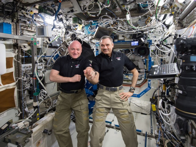 Российский космонавт Михаил Корниенко, пробывший на МКС вместе с американцем Скоттом Келли 340 дней, вошел в число 50-ти меняющих мир лидеров от Fortune