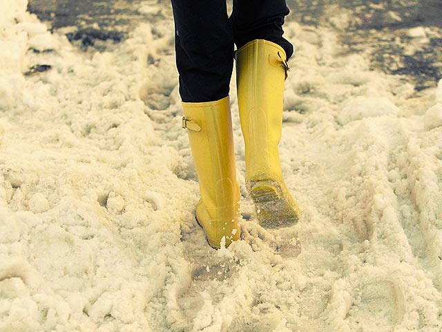 Жителей Саратовской области встревожил желто-коричневый снег, выпавший в регионе 24 марта. Люди заподозрили, что это явление могло стать следствием выброса химикатов или запусков ракет