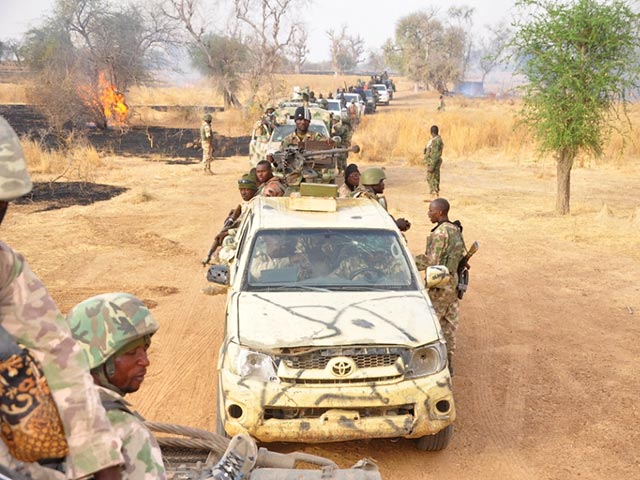 Нигерийские войска освободили более 800 человек, которых держали в заложниках террористы из группировки "Боко харам", пишет The Guardian. Операция прошла в нескольких деревнях штата Борно в северо-восточной части страны