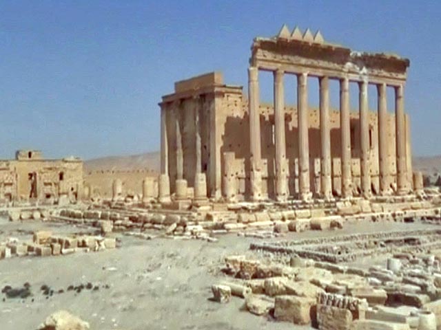 В субботу возобновились ожесточенные бои за сирийский город Пальмира: правительственные войска и ополченцы выбивают оттуда террористов "Исламского государства", захвативших город в мае прошлого года