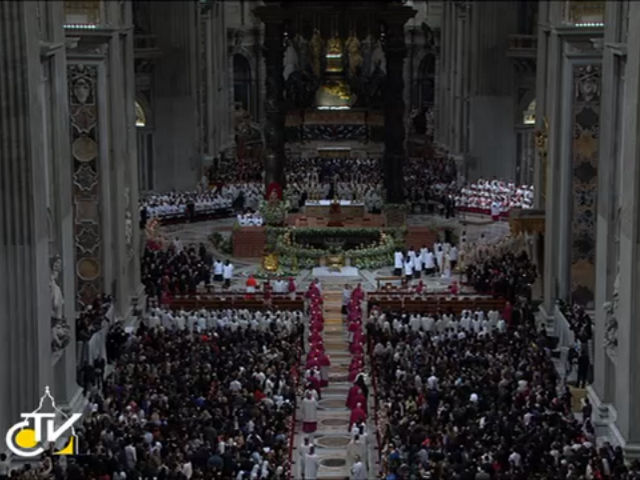 Глава Католической церкви Папа Римский Франциск в субботу вечером возглавил торжественное пасхальное богослужение в соборе Святого Петра