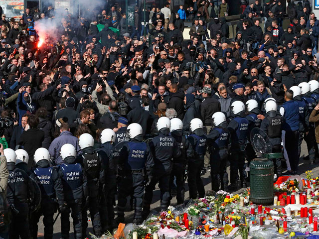 В центре Брюсселя полиция закрыла площадь Биржи, где должен был пройти отмененный марш в память жертв терактов 22 марта
