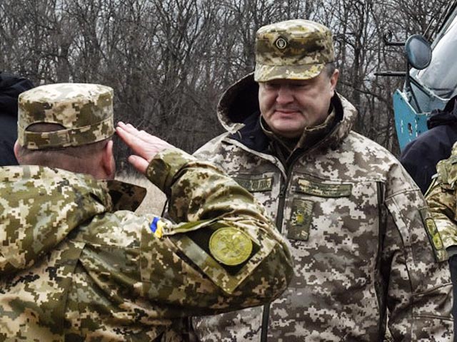 Президент Украины Петр Порошенко прибыл с визитом на Донбасс. Украинский лидер прибыл в зону так называемой антитеррористической операции (АТО), где ему доложили о ситуации на фронте