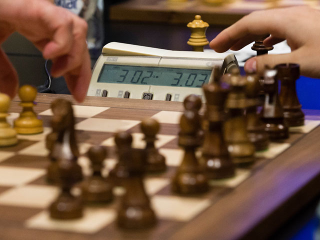На престижном шахматном турнире в память Николая Шелеста в украинском городе Николаев прямо во время партии между соперниками вспыхнула ссора, которая переросла в драку