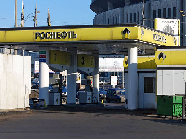 Руководители ключевых нефтяных компаний России обратились к президенту РФ Владимиру Путину с просьбой перенести обязанность уплачивать акцизы на автомобильное топливо с нефтеперерабатывающих заводов на автозаправочные станции