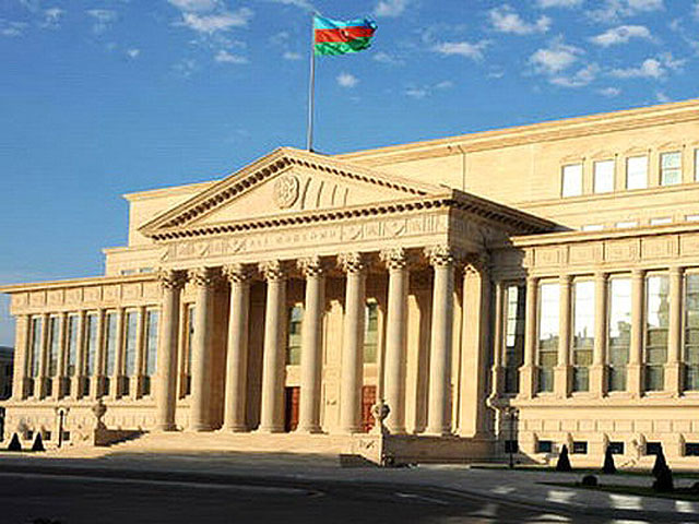 Верховный суд Азербайджана заменил реальное тюремное заключение на условный срок известному юристу и правозащитнику Интигаму Алиеву, признанному ранее политзаключенным