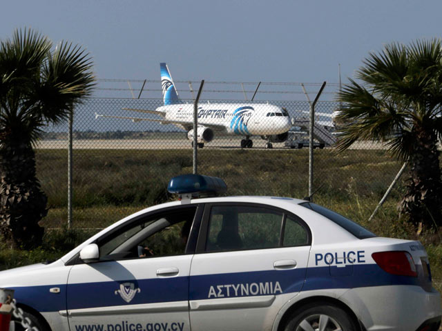 На Кипре в Ларнаке совершил посадку пассажирский самолет Egypt Air, который захватили неизвестные