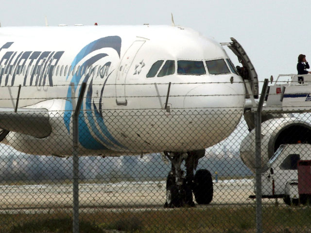 Власти Кипра заявили, что мужчина, угнавший египетский пассажирский самолет, был задержан