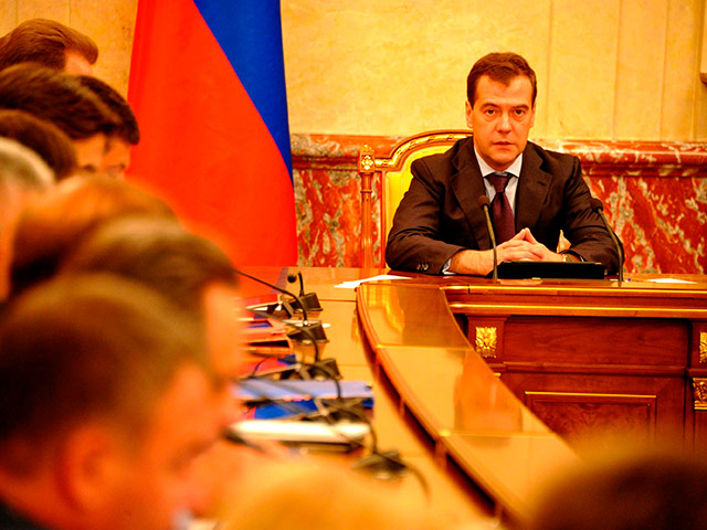 Премьер-министр Дмитрий Медведев поручил "Газпрому" доложить правительству России об исполнении планов по погашению, реструктуризации и списанию долгов за газ в Северо-Кавказском федеральном округе (СКФО)