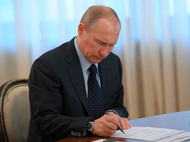 Президент РФ Владимир Путин подписал закон, по которому в Уголовный кодекс вводится положение об ответственности за организацию финансовых пирамид. Документ опубликован в среду на официальном портале правовой информации