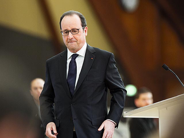 Президент Франции Франсуа Олланд отказался от идеи поменять конституцию страны, озвученной им после терактов в Париже в ноябре 2015 года