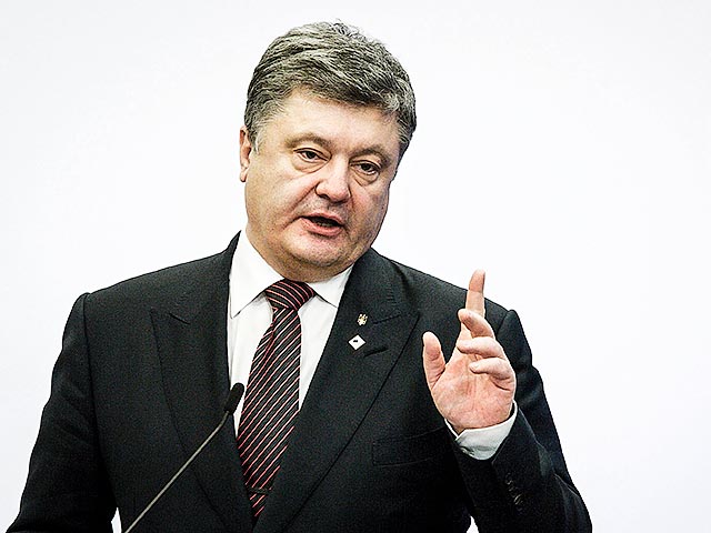 Президент Украины Петр Порошенко указом N121, опубликованным 30 марта 2016 года на его официальном сайте, ввел санкции против 84 лиц, причастных к уголовному преследованию в России трех граждан Украины 