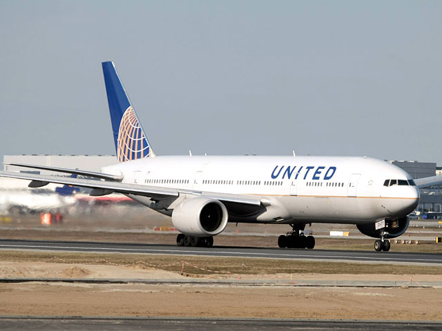Самолет американской авиакомпании United Airlines, следовавший из международного аэропорта Гонолулу в токийский аэропорт Нарита, вернулся на Гавайи из-за буйного пассажира, занявшегося в полете йогой