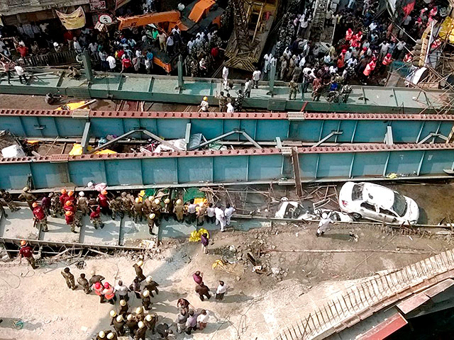 Чрезвычайное происшествие произошло в Индии. В городе Калькутта обрушился недостроенный мост, проходящий над оживленной частью города