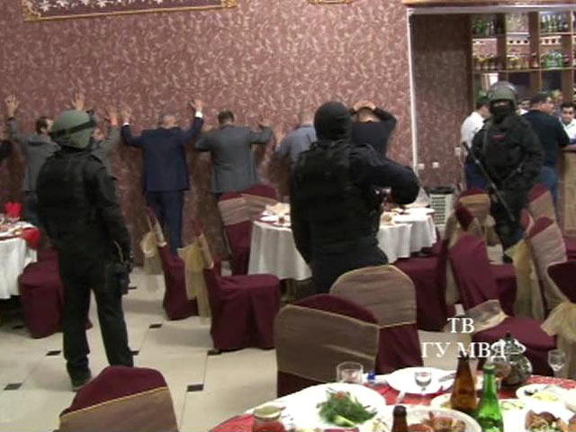 Сотрудники полиции и ФСБ Свердловской области в ночь на четверг провели спецоперацию в одном из екатеринбургских кафе-ресторанов, где собрались криминальные авторитеты