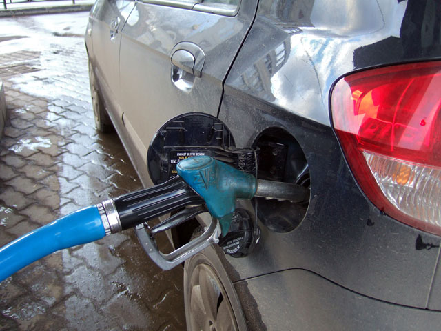 С 1 апреля в России вступил в силу закон о повышении акцизов на автомобильный и прямогонный бензин, дизельное топливо и средние дистилляты