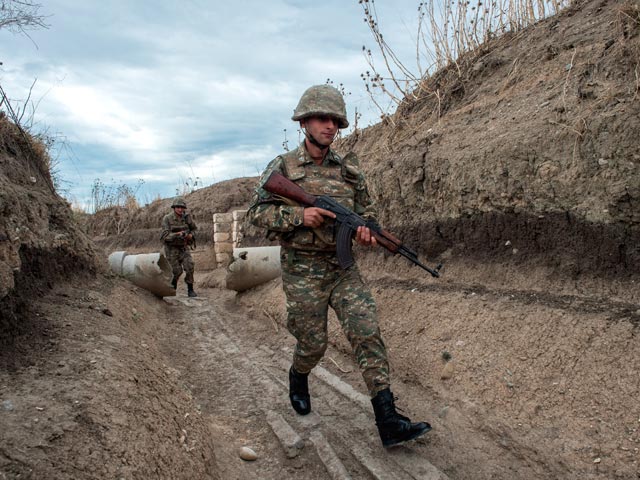 Военнослужащий армии самопровозглашенной Республики Нагорный Карабах на линии соприкосновения с вооружёнными силами Азербайджана в районе города Мартакерт, октябрь 2015 года