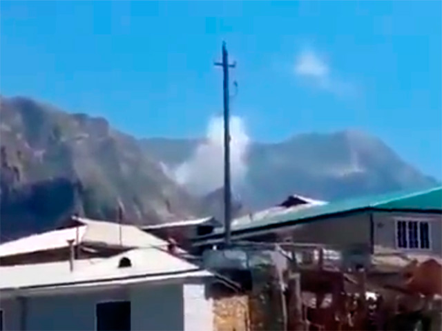 В сети появилось видео, на котором, как утверждается, запечатлены последствия крушения разбившегося азербайджанского вертолета, упавшего в горах вблизи одного из сел. Также видно разрушения, постигшие дома жителей