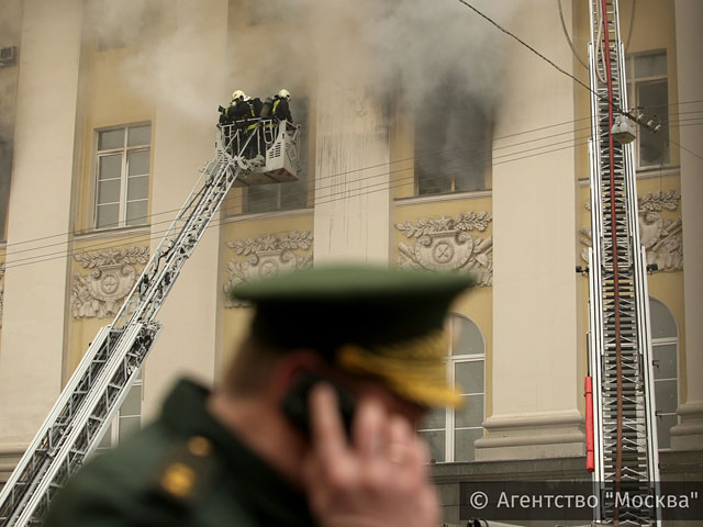 В горящем в Москве здании Министерства обороны России на Знаменке, 19, располагается департамент имущественных отношений ведомства