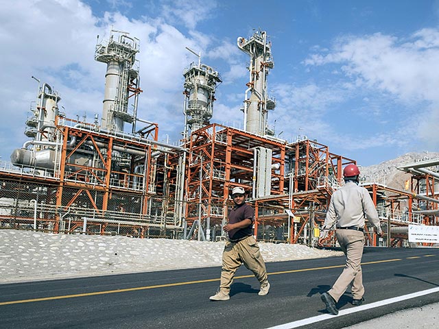 Власти Саудовской Аравии заявили, что заморозят добычу нефти, если на это пойдет и Иран