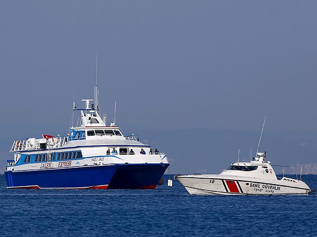 Первое судно, перевозящее мигрантов из Греции в Турцию в рамках сделки Анкары с ЕС, вышло с греческого острова Лесбос и пришвартовалось в турецком городе Дикили