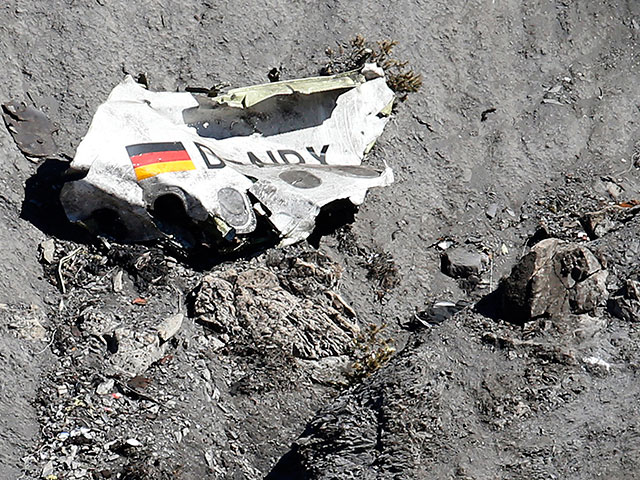 Родственники погибших в авиакатастрофе над Альпами возмущены поведением родителей пилота-самоубийцы